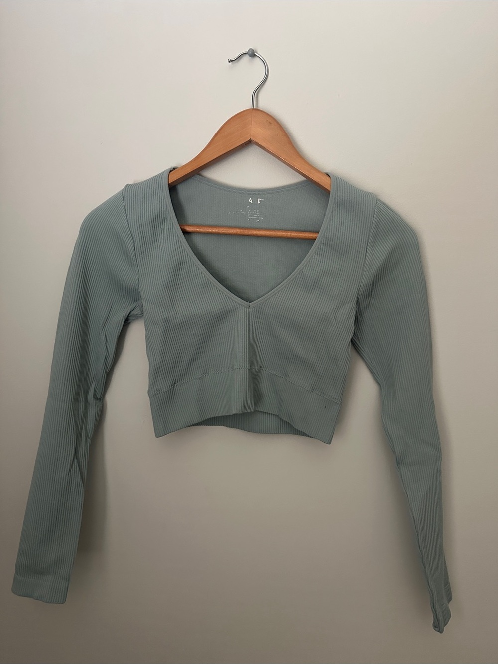 Garage  Wilfred Free Ribbed V-Neck Cropped Top - Sage